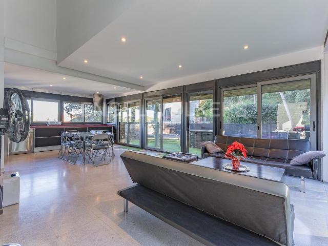 Casa en venta en Sant Cugat del Vallès, Valldoreix. Espectacular casa en Valldoreix con amplia parcela y Licencia Turística. Casas Sant Cugat del.