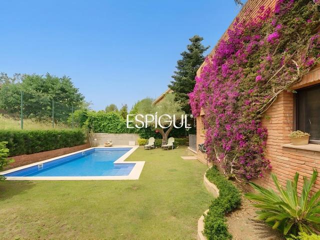 Casa en venta en Sant Cugat del Vallès, Valldoreix. Imponente casa con piscina privada en Valldoreix. Casas Sant Cugat del.