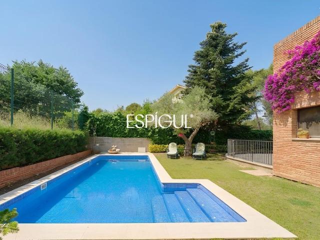 Casa en venta en Sant Cugat del Vallès, Valldoreix. Imponente casa en venta con piscina privada en Valldoreix, Sant Cugat del Vallés. Casas Sant Cugat del.