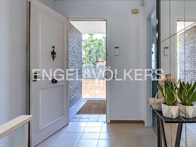 Casa en venta en Sant Cugat del Vallès, Arxiu. Magnífica casa adosada con jardín y piscina a un paso de la estación. Casas Sant Cugat del.