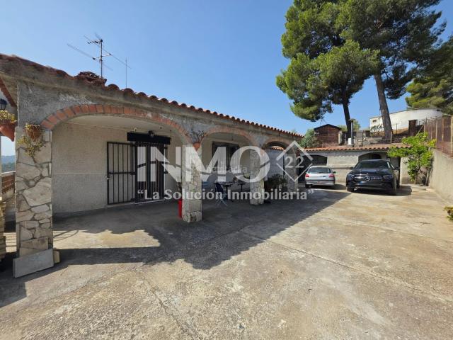 Casa en venta en Sant Andreu de la Barca. TRES VIVIENDAS EN ÚNICA FINCA DE MÁS DE 1000M2 DE TERRENO CON VISTAS PANORAMICAS Y MULTITUD DE ESPACIOS EXTERIORES. Casas Sant Andreu de la.