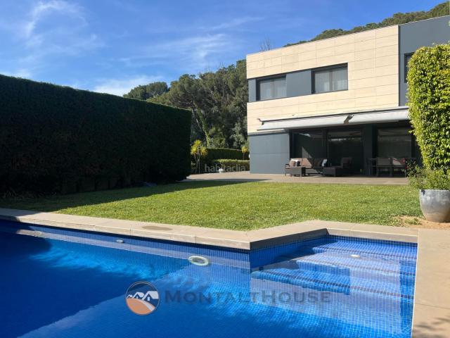 Casa en venta en Sant Andreu de Llavaneres, Can Sans. Novedosa vivienda con jardín y piscina. Casas Sant Andreu de.
