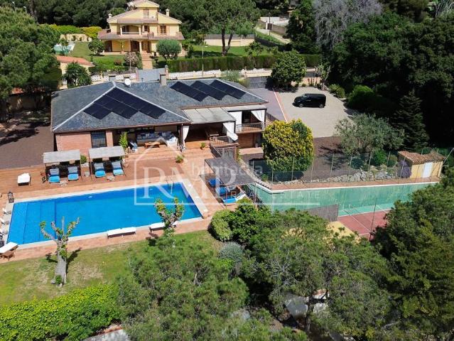 Casa en venta en Sant Andreu de Llavaneres, Canafort El Puntó. Casa en una planta con piscina y pista de tenis en Sant Andreu de Llavaneres. Casas Sant Andreu de.
