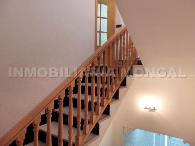Casa en venta en Sant Boi de Llobregat, Marianao. CASA UNIFAMILIAR EN EL NÚCLEO URBANO, PLANTA BAJA MÁS DOS, AMPLIO GARAJE CON VADO DE 77 m2, TERRAZA, MUCHAS POSIBILIDADES. Casas Sant Boi de.
