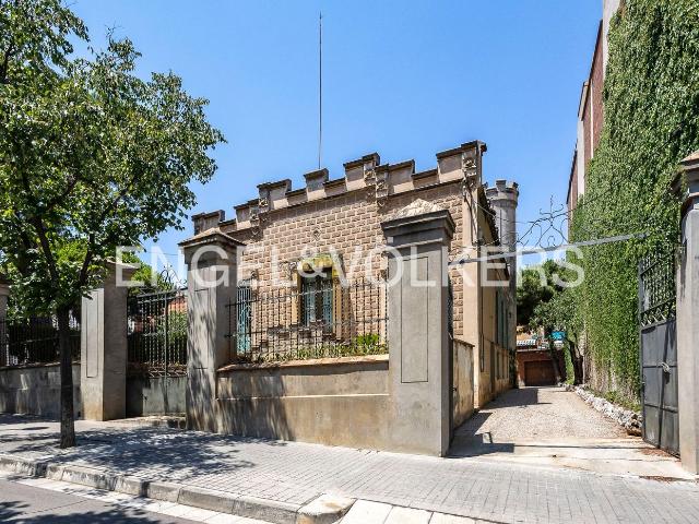 Casa en venta en Sant Boi de Llobregat, Marianao. Joya Modernista Única en Sant Boi Historia, Elegancia y un Potencial Urbanístico Excepcional. Casas Sant Boi de.