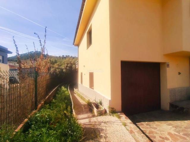 Casa en venta en Sant Fost de Campsentelles. Casa a 4 vientos con ascensor, terraza y gran garaje, cerca de todo. Casas Sant Fost de.