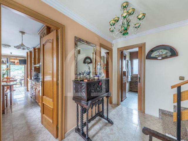 Casa en venta en Sant Fost de Campsentelles. Casa independiente con piscina y vistas en Sant Fost Lista para entrar a vivir. Casas Sant Fost de.