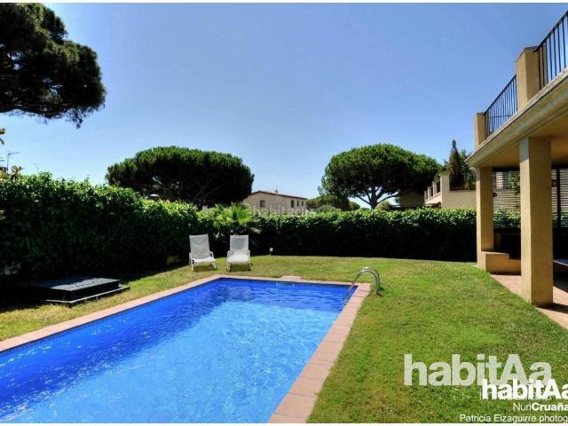 Casa en venta en Sant Feliu de Guíxols, Centre Costa Brava. CASA UNIFAMILIAR DENTRO DE UNA PARCELA LLANA. Casas Sant Feliu de.