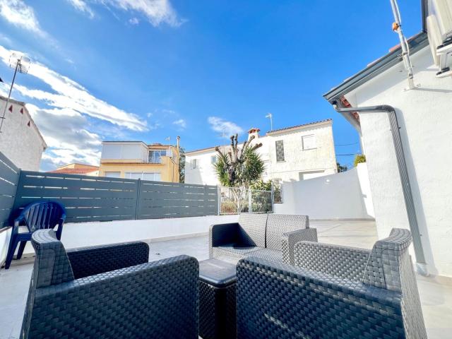 Casa en venta en Sant Feliu de Guíxols, Eixample Costa Brava. PRECIOSA CASA ADOSADA CON GRAN TERRAZA 60m2. Casas Sant Feliu de.