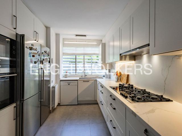 Casa en venta en Sant Feliu de Llobregat, Roses Castellbell. Elegancia, amplitud y jardín privado Un refugio exclusivo en Sant Feliu de Llobregat. Casas Sant Feliu de.