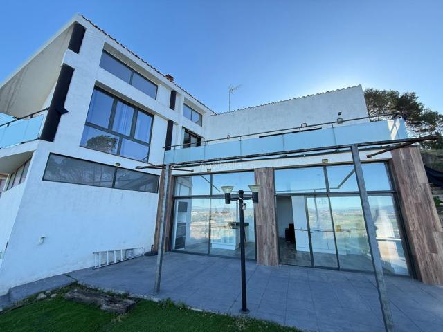Casa en venta en Sant Fruitós de Bages. CASA AISLADA CON VISTAS A MONTSERRAT Privacidad, diseño y exclusividad en Les Brucardes. Casas Sant Fruitós de.