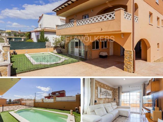 Casa en venta en Sant Jaume dels Domenys. Casa unifamiliar de 3 plantas con piscina y vistas en el corazón del Penedès. Casas Sant Jaume dels.