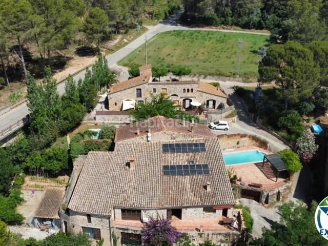 Casa en venta en Sant Miquel de Fluvià. Conjunto de casas con piscinas, jardín y parkings. Casas Sant Miquel de.