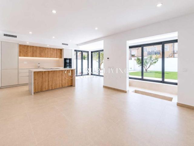 Casa en venta en Sant Pere de Ribes, Vallpineda Rocamar. EXCLUSIVA VIVIENDA DE DISEÑO CONTEMPORÁNEO EN ROCAMAR, A UN PASO DE SITGES. Casas Sant Pere de.