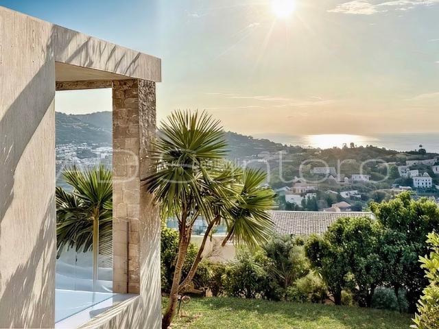 Casa en venta en Sant Pere de Ribes, Vallpineda Rocamar. Exclusiva vivienda seminueva en Vallpineda con impresionantes vistas a Sitges. Casas Sant Pere de.