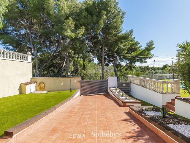 Casa en venta en Sant Pere de Ribes, Mas d´En Serra Els Cards. Propiedad exclusiva en planta baja con gran jardín y piscina. Casas Sant Pere de.