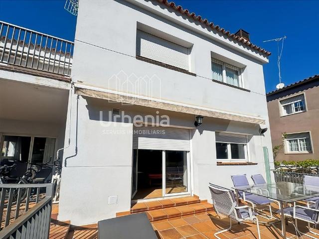 Casa en venta en Sant Vicenç de Montalt, de 386 m² 10 habitaciones por 660.000