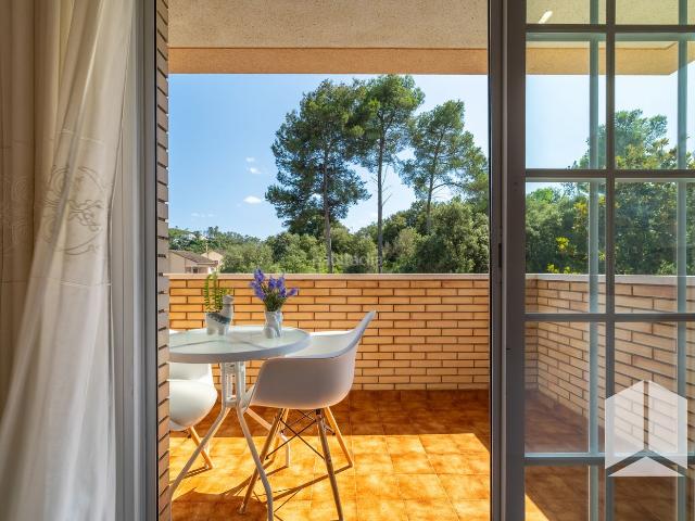 Casa en venta en Sant Vicenç dels Horts. Gran casa de 203 m2 con 5 dormitorios, sótano y parking para 2 vehículos. Casas Sant Vicenç dels.