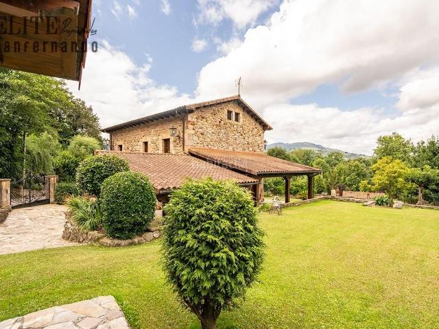 Casa en venta en Santa María de Cayón. Casona de piedra con ermita privada Autenticidad y naturaleza en Santa María de Cayón. Casas Santa María de.