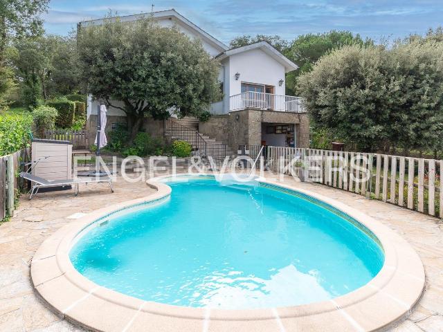 Casa en venta en Santa Maria de Corcó. Casa unifamiliar con piscina y jardín en LEsquirol. Casas Santa Maria de.
