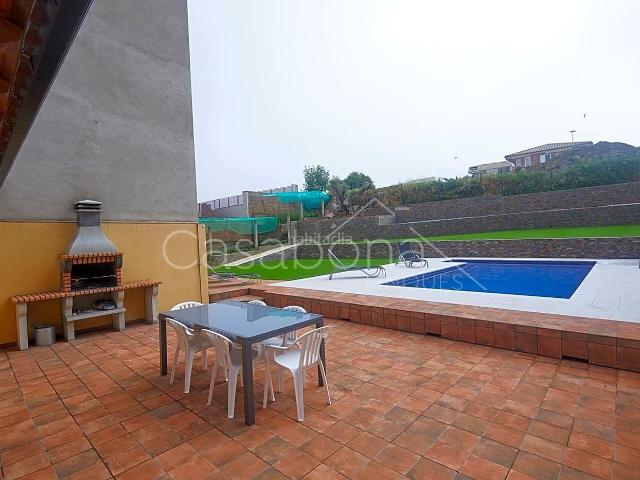 Casa en venta en Santa Maria de Corcó. LESQUIROL. IMPECABLE CASA 420 m2, 2 VIVIENDAS INDEPENDIENTES, 5 HAB 3 BAÑOS, JARDÍN, 2 GARAJE, LOCAL COMERCIAL, LICENCIA TURÍSTI. Casas Santa Maria de.