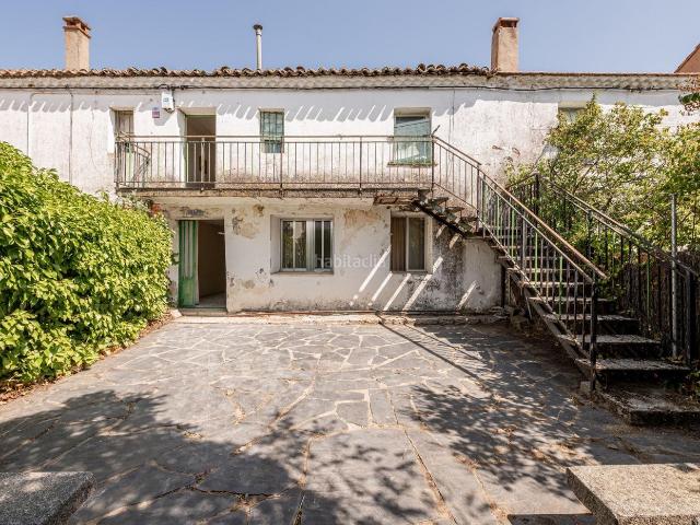 Casa en venta en Santa María de la Alameda. CASA ADOSADA EN LA ZONA DE SANTA MARIA DE LA ALAMEDADISTRIBUIDA EN 4 CASAS, CON 8 DORM, 4 BAÑOS, 4 COCINAS Y DOS JARDINES. Casas Santa María de la.