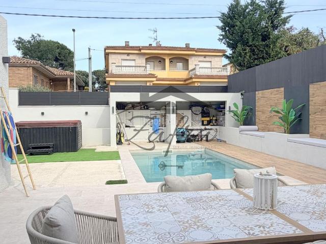 Casa en venta en Santa Coloma de Farners. Exclusiva vivienda con piscina privada en Santa Coloma Residencial. Casas Santa Coloma de.