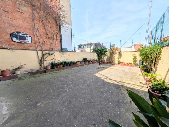 Casa en venta en Santa Coloma de Gramenet, Fondo. Casa de 3 plantas con tres terrazas. Casas Santa Coloma de.