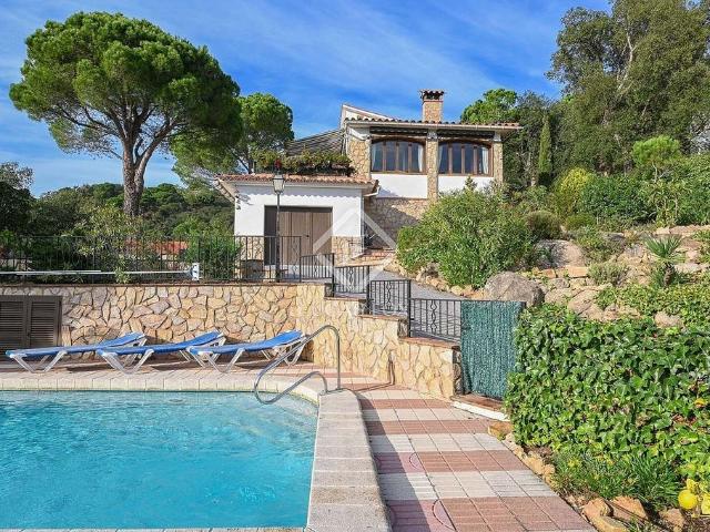 Chalet en venta en calle Au del Paradis, Santa Cristina d´Aro, de 388 m² 3 habitaciones por 525.000 €