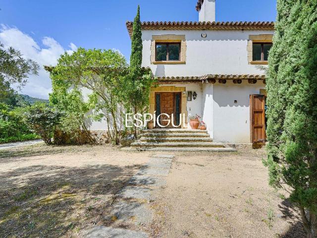 Casa en venta en Santa Cristina d´Aro, Golf Costa Brava. Villa con vistas al Massís de lArdenyaCadiretes. Casas Santa Cristina.