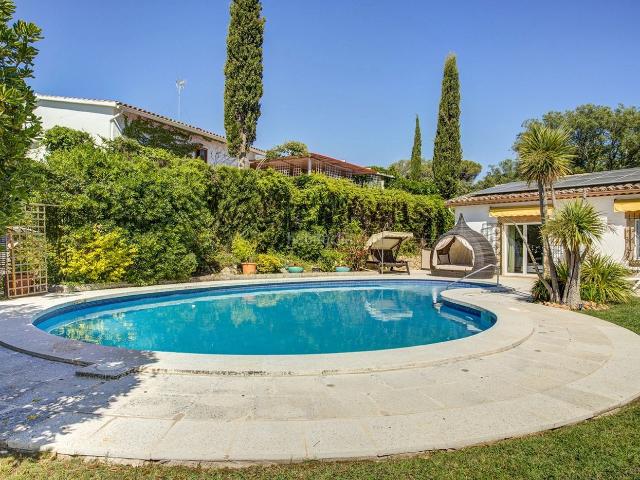 Casa en venta en Santa Cristina d´Aro, Golf Costa Brava. Villa reformada en venta con piscina privada y licencia turística en el Golf Costa Brava, en Santa Cristina dAro. Casas Santa Cristina.