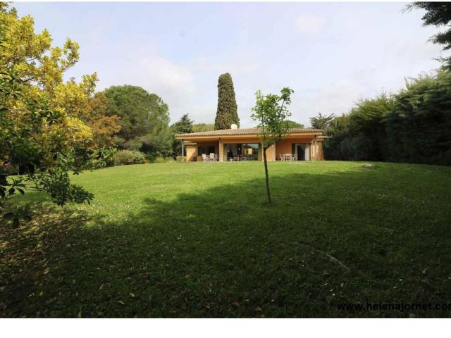 Casa en venta en Santa Cristina d´Aro, Santa Cristina Poble. Casa con amplios espacios y en una parcela de más de 5000 m2. Casas Santa Cristina.