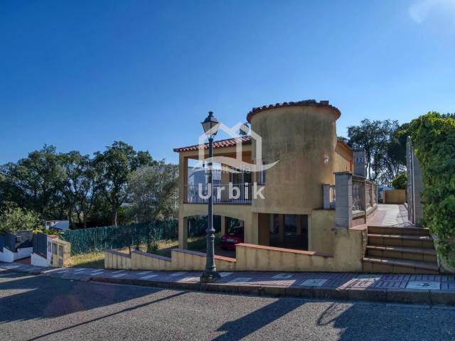 Casa en venta en Santa Cristina d´Aro, Santa Cristina Poble. Casa con vistas al mar situada en la urbanización Les Teules, en Sta. Cristina de Aro. Tiene una superfície útil de 84 m2 dist. Casas.