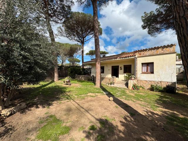 Casa en venta en Santa Cristina d´Aro, Urbanitzacions del Nord. CASA INDEPENDIENTE DE UNA SOLA PLANTA PARA REFORMAR CON JARDÍN PRIVADO. Casas Santa Cristina.