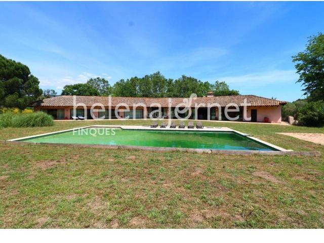 Casa en venta en Santa Cristina d´Aro, Urbanitzacions del Nord. Magnífica casa con piscina en un terreno de 32ha con una masía para reformar. Casas Santa Cristina.