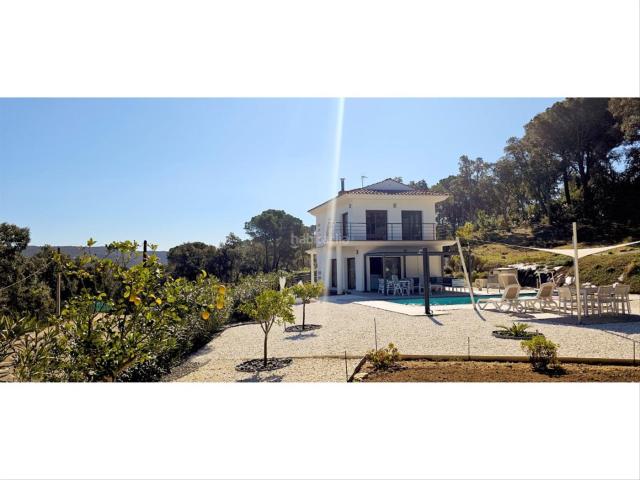 Casa en venta en Santa Cristina d´Aro, Urbanitzacions del Nord. VILLA MODERNA CON PISCINA PRIVADA Y VISTAS A LES GAVARRES. Casas Santa Cristina.