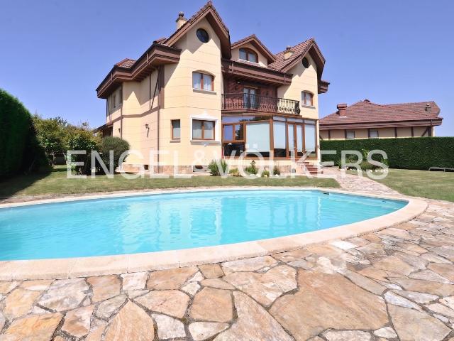 Casa en venta en Santa Cruz de Bezana, Maoño Azoños. Excepcional casa con piscina en Bezana. Casas Santa Cruz de.
