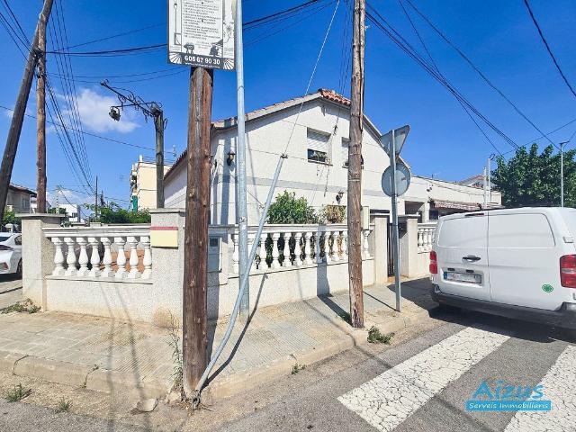 Casa en venta en Santa Perpètua de Mogoda, de 99 m² 5 habitaciones por 415.000