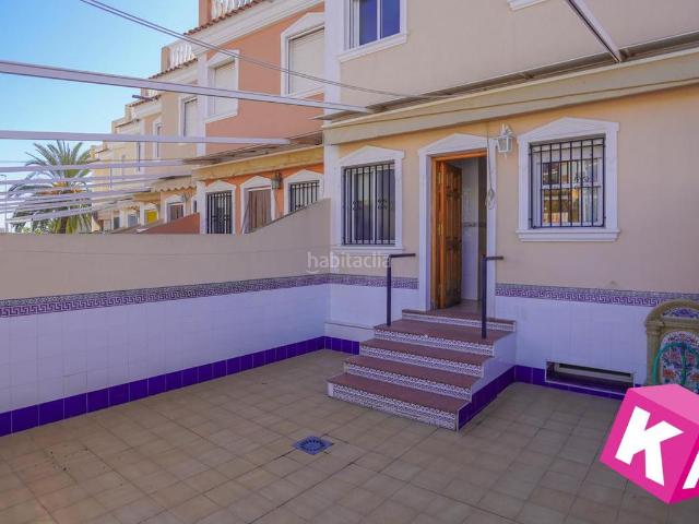 Casa en venta en Santa Pola, Calas Santiago Bernabeu. Gran casa adosada con garaje doble privado y piscina. Casas Santa.