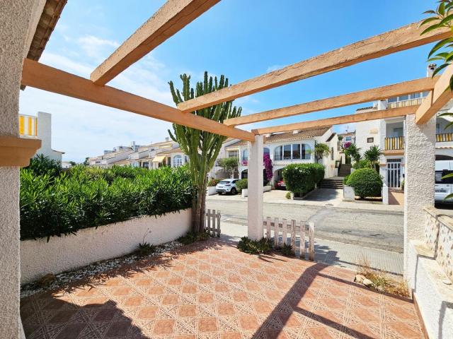 Casa en venta en Santa Pola, Gran Vista Olivo de Oro. OPORTUNIDAD EN GRAN VISTA BUNGALOW A REFORMAR ADOSADO CON VISTAS AL MAR Y GRAN POTENCIAL. Casas Santa.