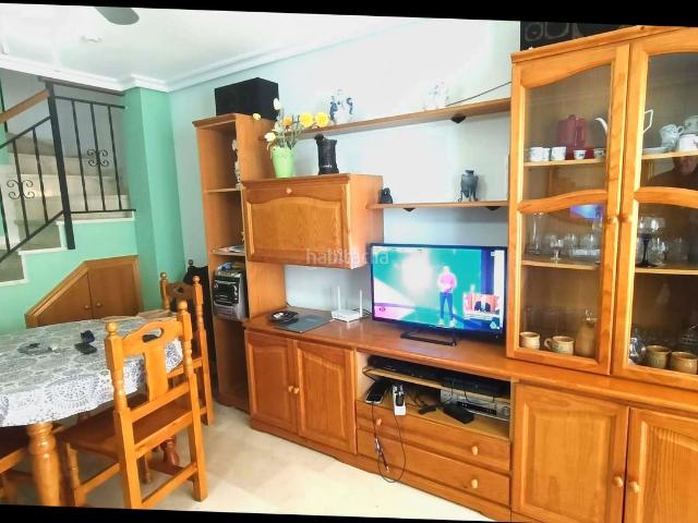 Casa en venta en Santa Pola, Gran Playa. Descubre este amplio y luminoso bungalow de 4 dormitorios en Santa Pola, ubicado en una tranquila urbanización con piscina comunit. Casas Santa.
