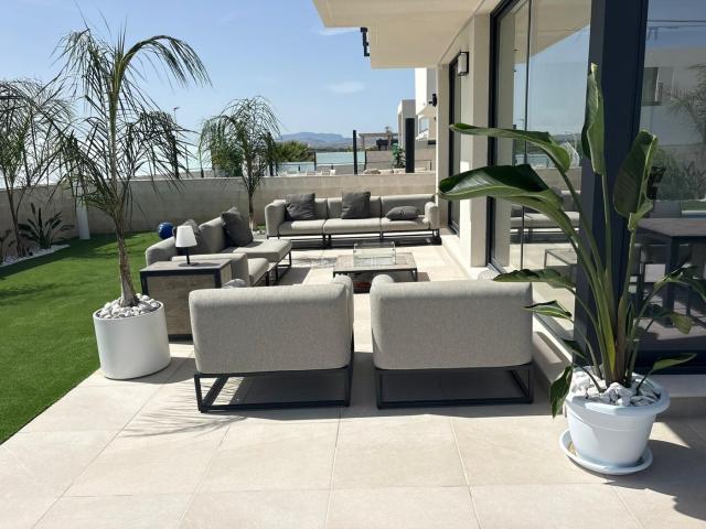 Casa en venta en Santa Pola, Monte y Mar. Descubra una de las propiedades más exclusivas denbspGran Alacant, una espectacular villa independiente de alto standing diseñada. Casas Santa.