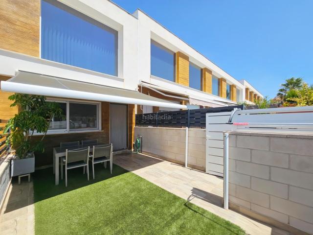 Casa en venta en Santa Pola, Monte y Mar. Moderno adosado de 3 dormitorios con jardín privado y acceso a piscina en Gran Alacant. Casas Santa.