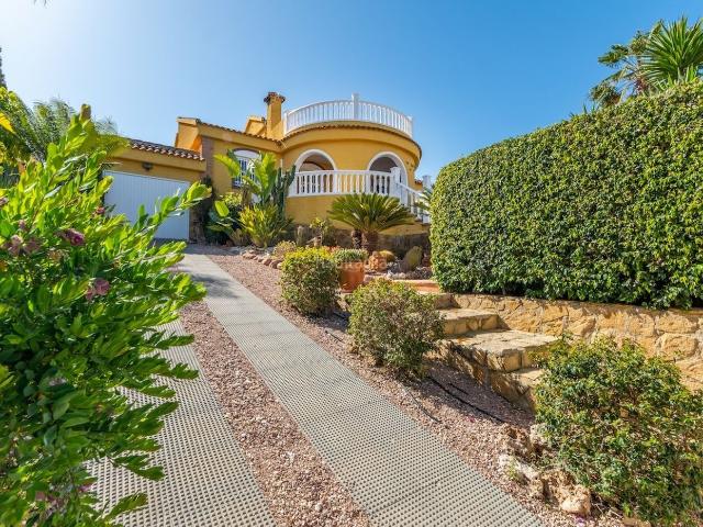 Casa en venta en Santa Pola, Monte y Mar. Villa de 3 dormitorios con piscina privada y vistas panorámicas en Gran Alacant. Casas Santa.