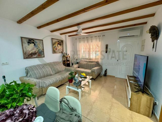 Casa en venta en Santa Pola, Puerto Marino. Bungalow dúplex con terraza, patio y excelente ubicación en Puerto Marino Gran Alacant. Casas Santa.
