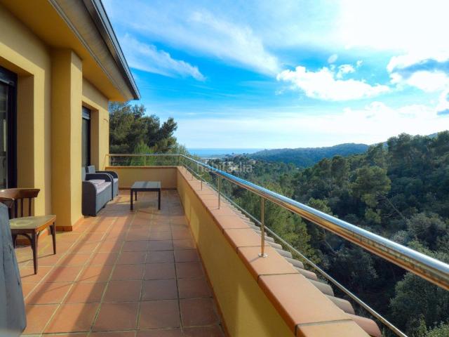 Casa en venta en Santa Susanna. Espectacular casa construïda lany 2017, amb 290 m sobre una parcella de 1.200 m, situada en una zona tranquilla amb impressionants. Casas Santa.
