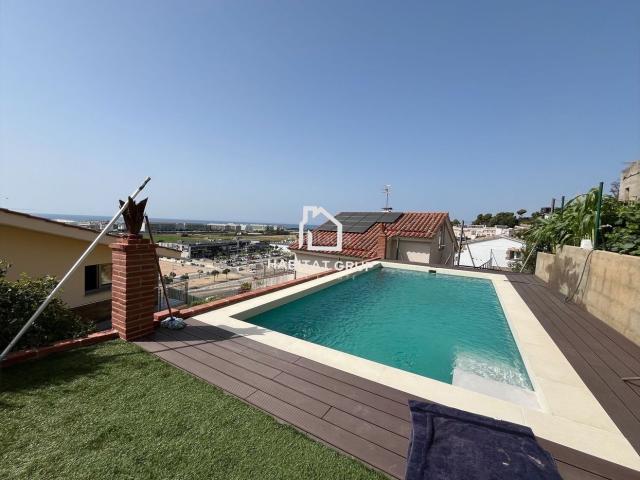 Casa en venta en Santa Susanna. ESPECTACULAR CASA INDEPENDIENTE CON VISTAS PANORÁMICAS, PISCINA SALINA Y DOS VIVIENDAS EN UNA!. Casas Santa.