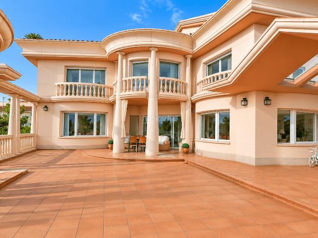 Casa en venta en Santa Susanna. Villa de alto standing en Santa Susanna con piscina y jardín. Casas Santa.