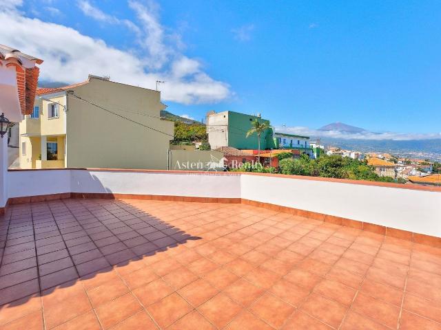 Casa en venta en Santa Úrsula, Cuesta de la Villa. Amplia Casa Independiente con Gran Garaje, Huerta y Vistas al Mar y la Montaña en Santa Úrsula. Casas Santa.
