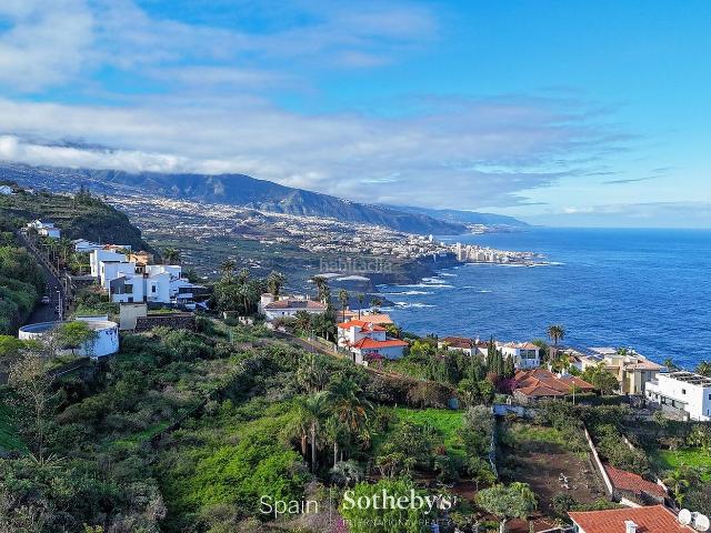 Casa en venta en Santa Úrsula, Cuesta de la Villa. Villa moderna con piscina infinita en Santa Úrsula, Tenerife Norte. Casas Santa.
